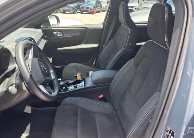 Used 2023 Volvo XC40 B5 Plus w/ Climate Package AWD/4WD image 4