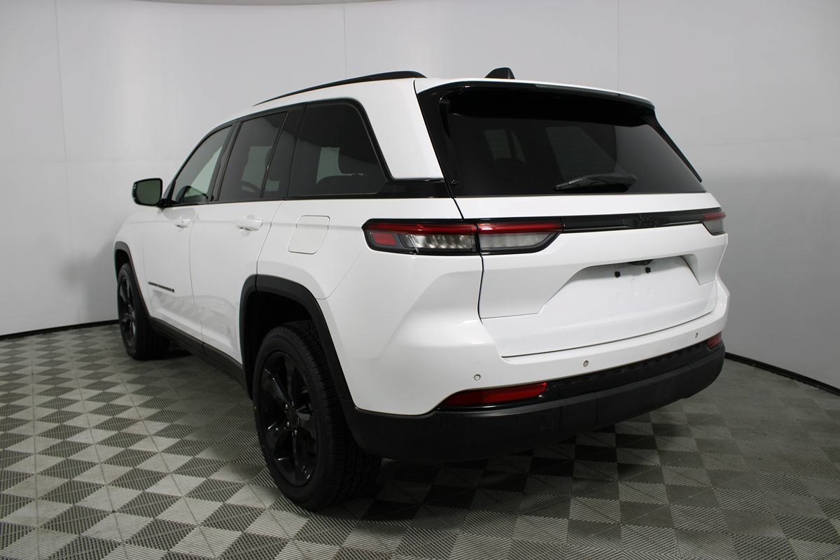 Used 2022 Jeep Grand Cherokee Altitude RWD image 4