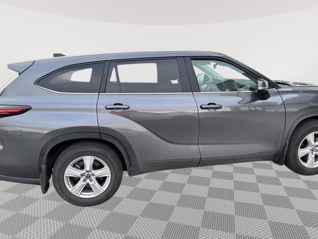 Used 2024 Toyota Highlander LE image 35