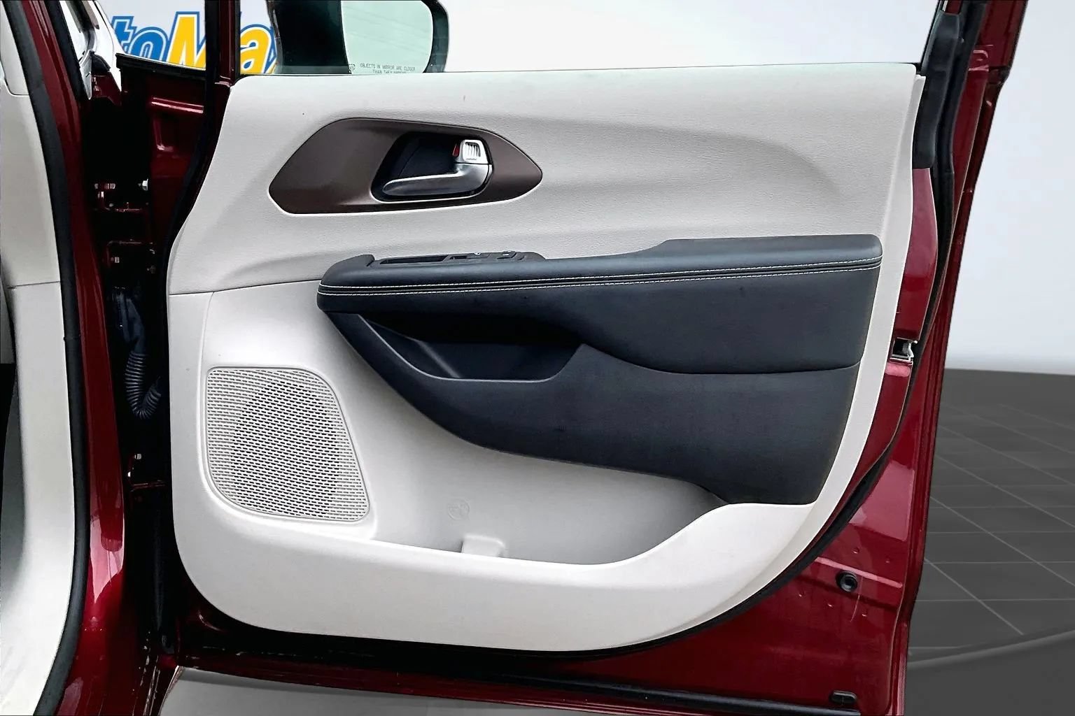 Used 2021 Chrysler Voyager L FWD image 27