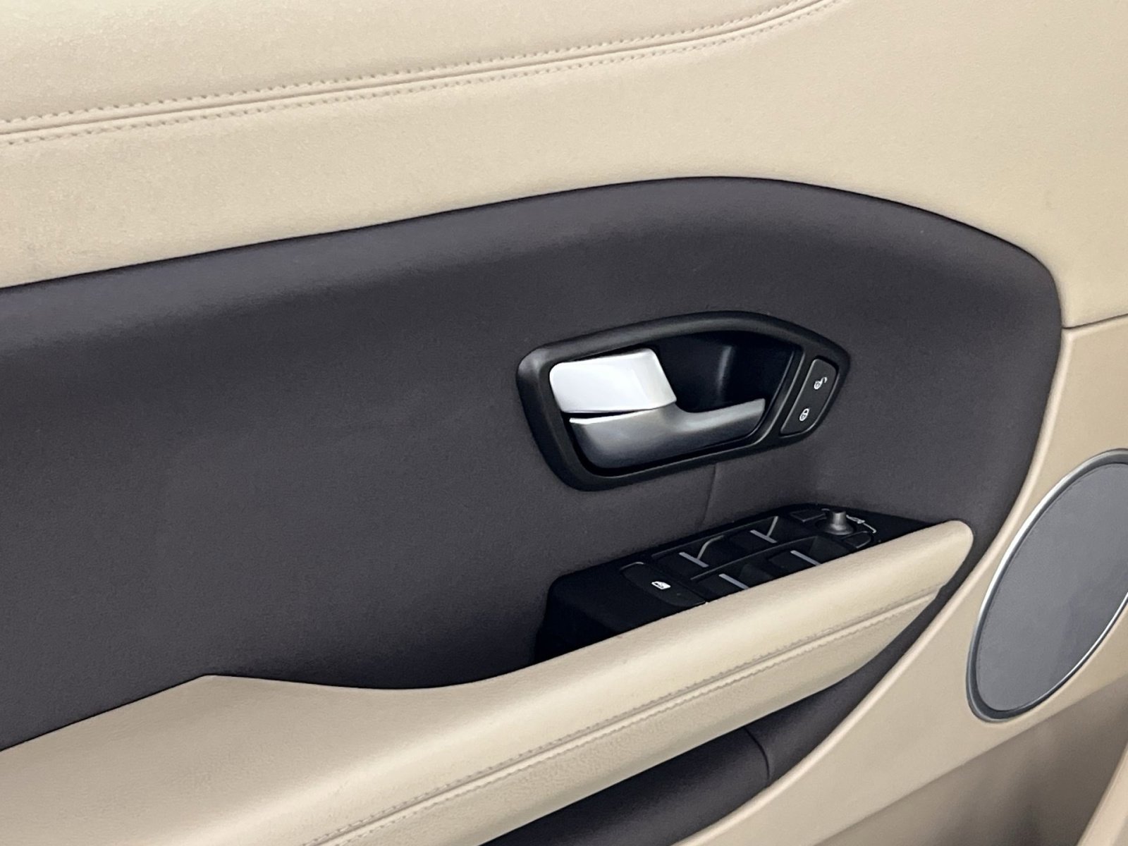 Used 2017 Land Rover Range Rover Evoque SE image 15