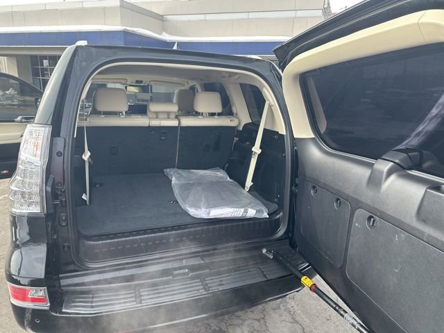 Used 2023 Lexus GX 460 Premium w/ Premium Package image 18
