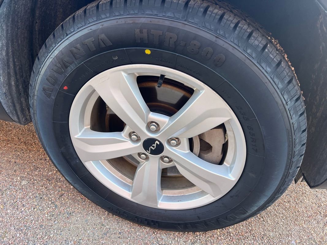 Used 2023 Kia Sorento LX image 9