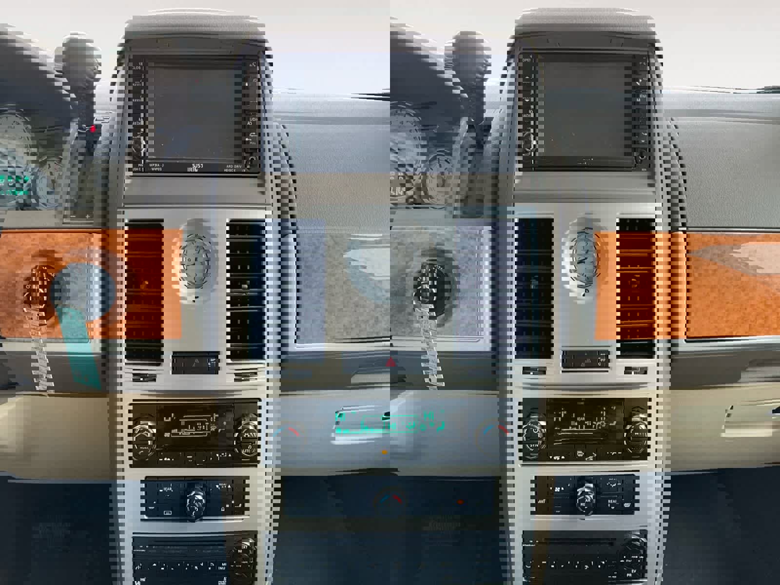 Used 2009 Chrysler Town & Country Limited w/ Entertainment Group #3 image 12