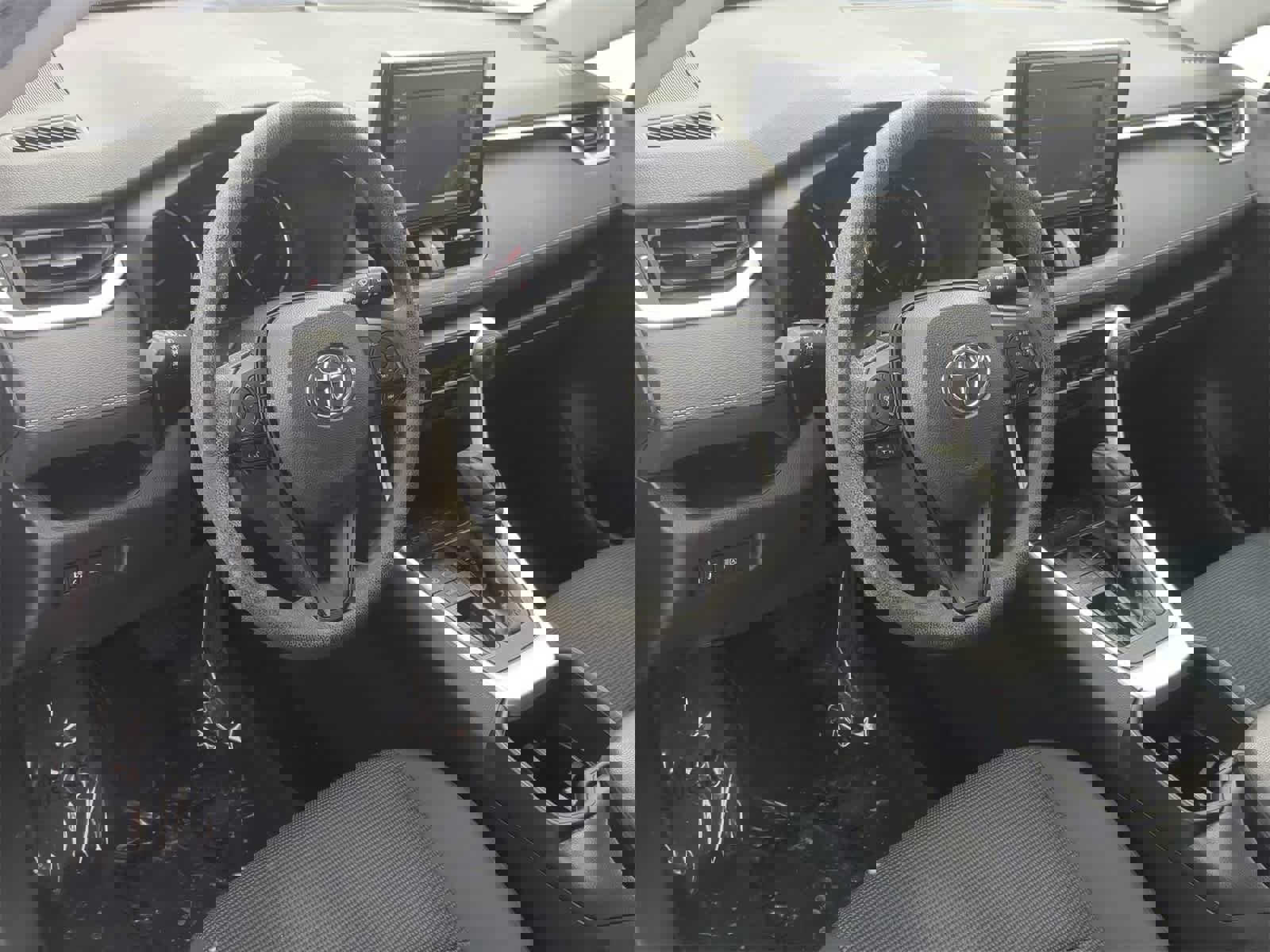 Used 2022 Toyota RAV4 LE image 10