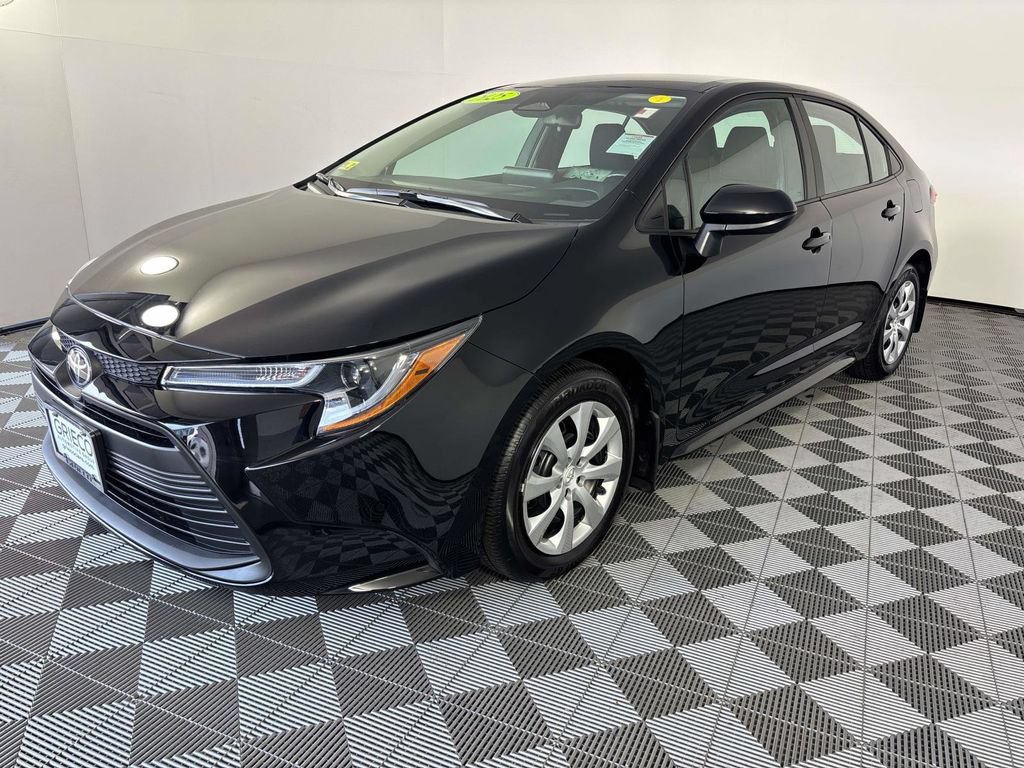Used 2025 Toyota Corolla LE FWD image 4