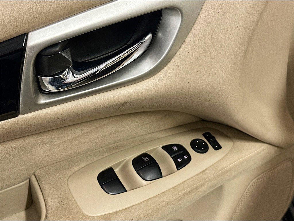 Used 2016 Nissan Pathfinder S image 17