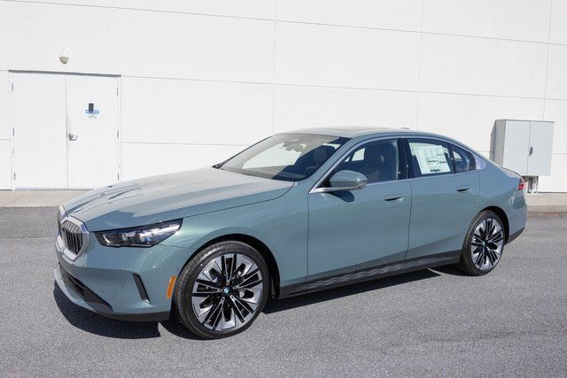New 2026 BMW 530i xDrive w/ Premium Package image 4