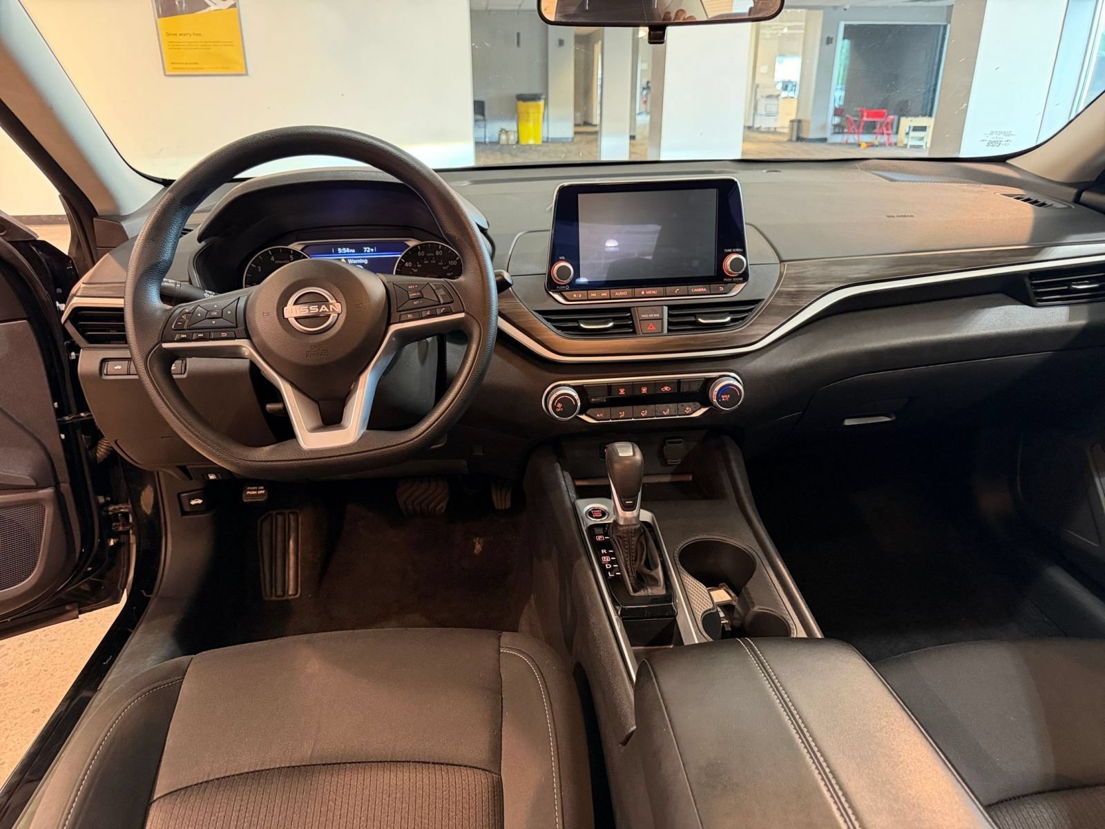 Used 2025 Nissan Altima 2.5 SV FWD image 33