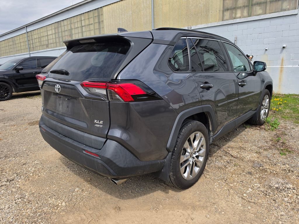 Used 2021 Toyota RAV4 XLE Premium image 2