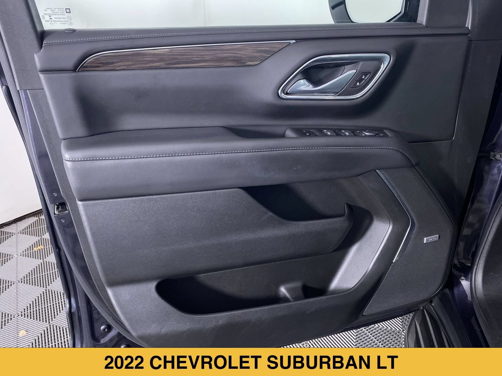 Certified 2022 Chevrolet Suburban LT w/ Luxury Package AWD/4WD image 11