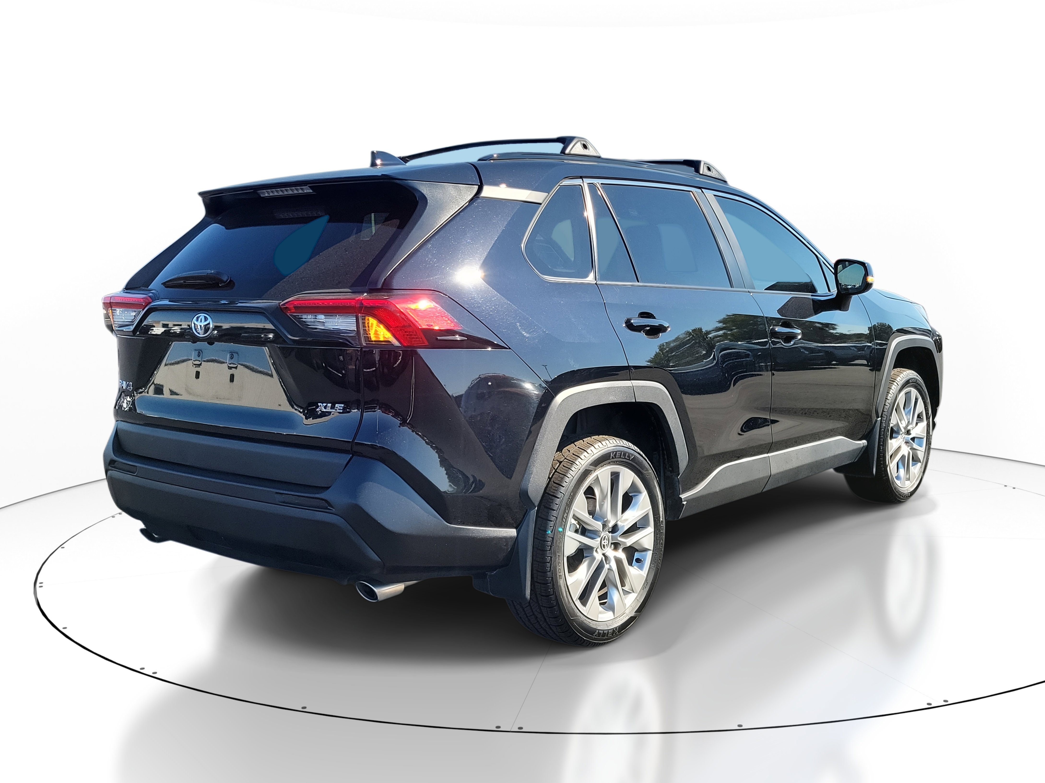 Used 2023 Toyota RAV4 XLE Premium FWD image 4
