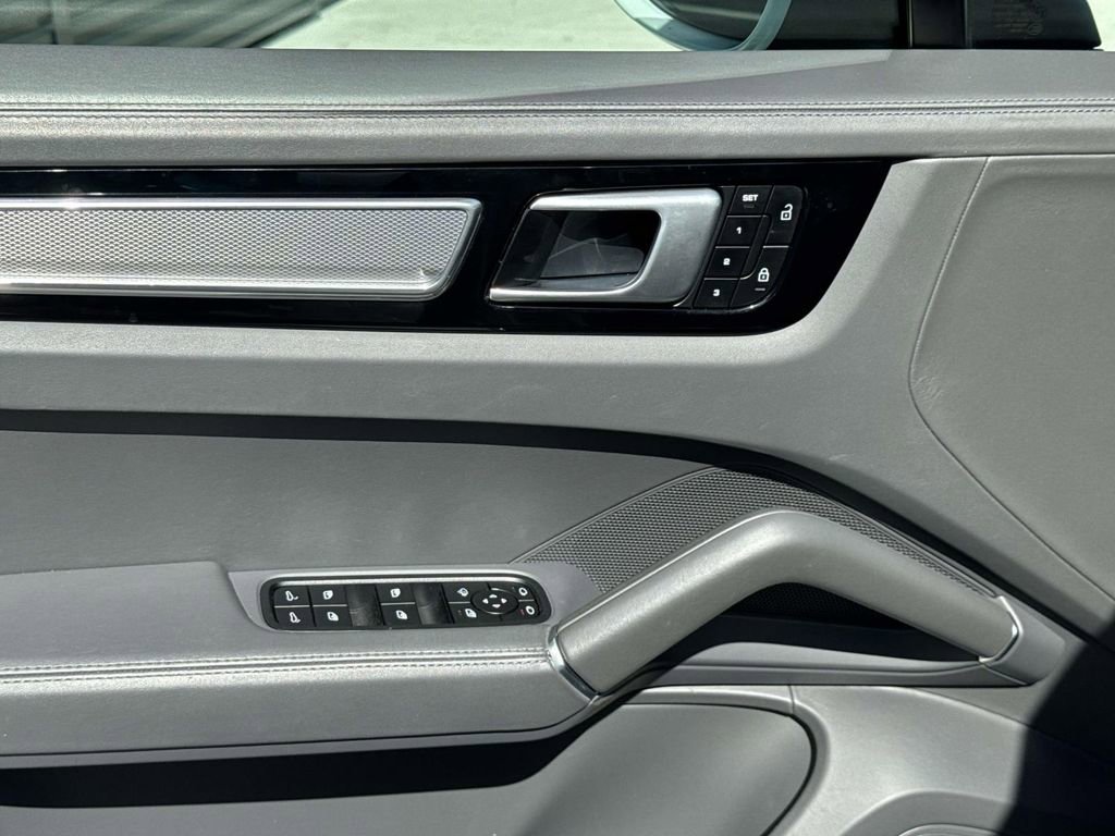 Certified 2022 Porsche Cayenne Platinum Edition image 23
