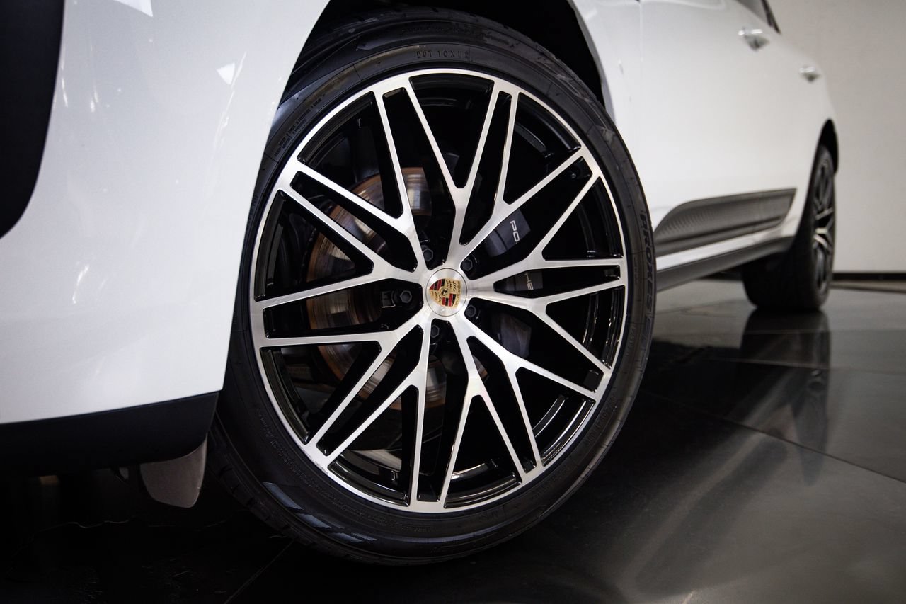 Certified 2023 Porsche Macan AWD/4WD image 12