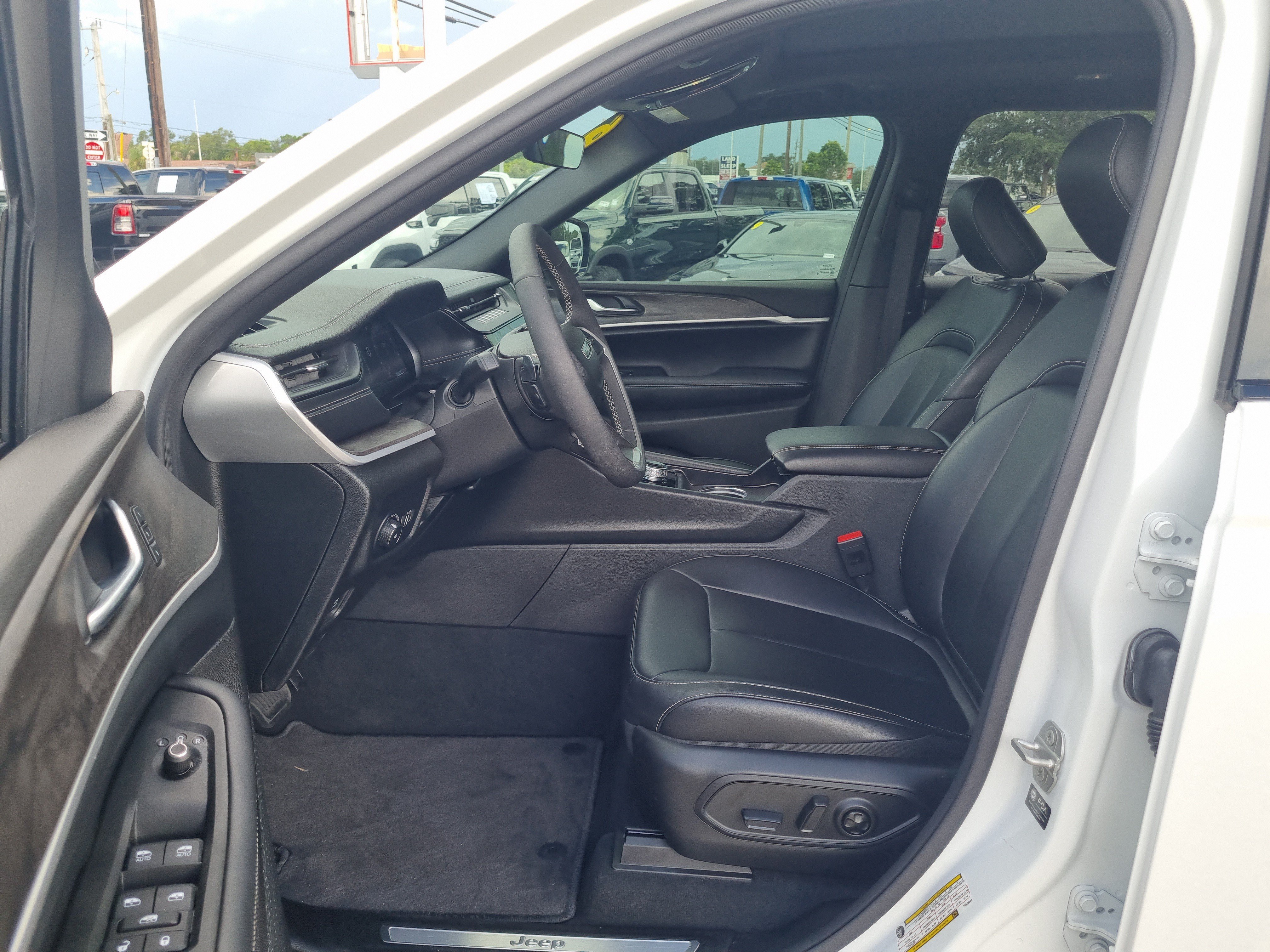 Used 2026 Jeep Grand Cherokee L Limited w/ Limited Altitude Package RWD image 19