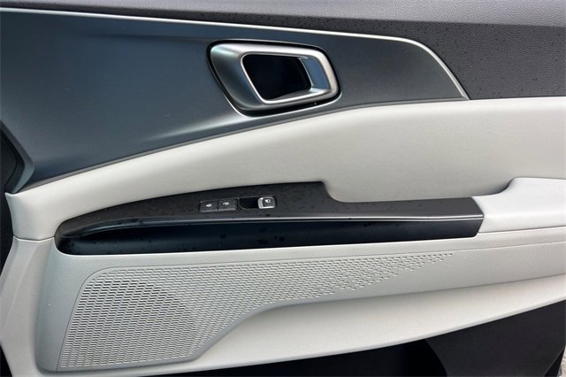 Used 2023 Kia Carnival LX image 23