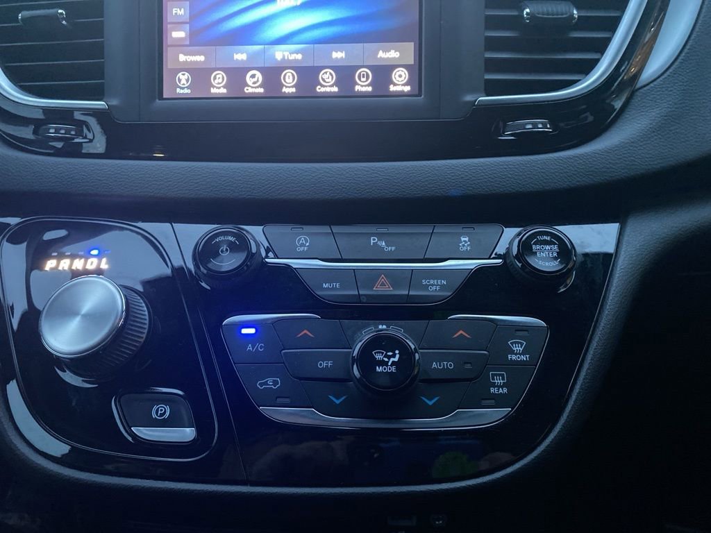 Certified 2020 Chrysler Pacifica Touring w/ S Appearance Package image 26