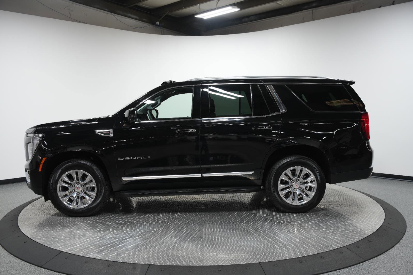 Used 2025 GMC Yukon Denali AWD/4WD image 4