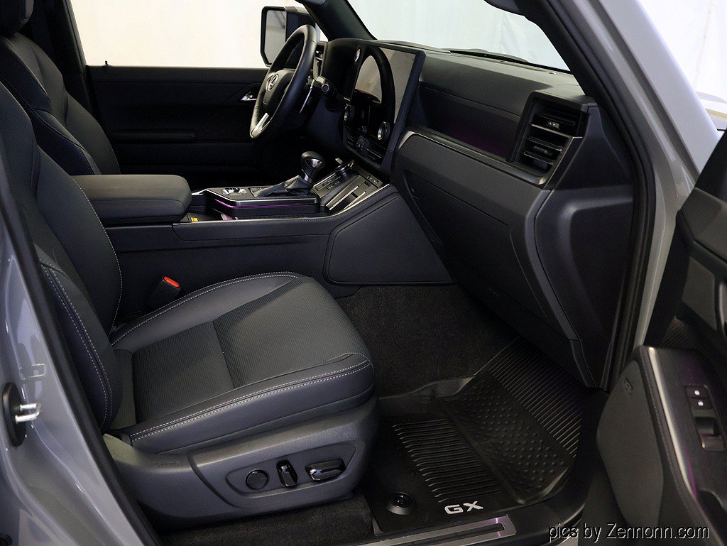 Used 2025 Lexus GX 550 w/ Accessory Package (2T) AWD/4WD image 40
