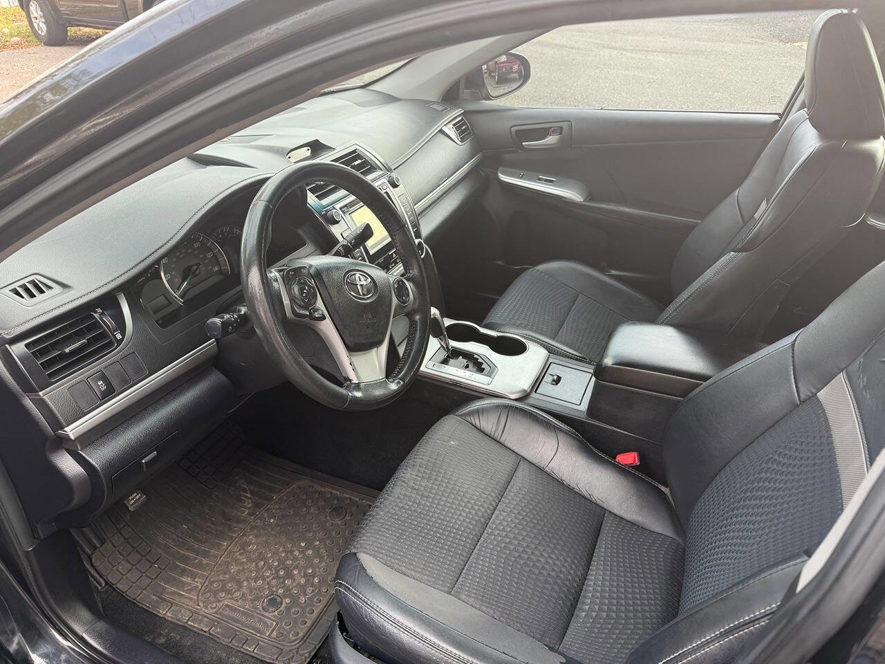 Used 2012 Toyota Camry SE FWD image 12