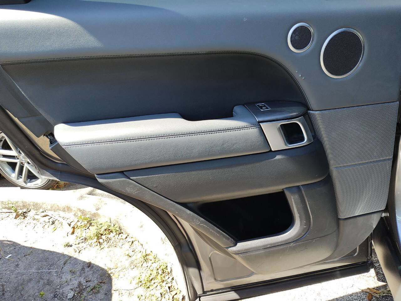 Used 2015 Land Rover Range Rover Sport SE image 41