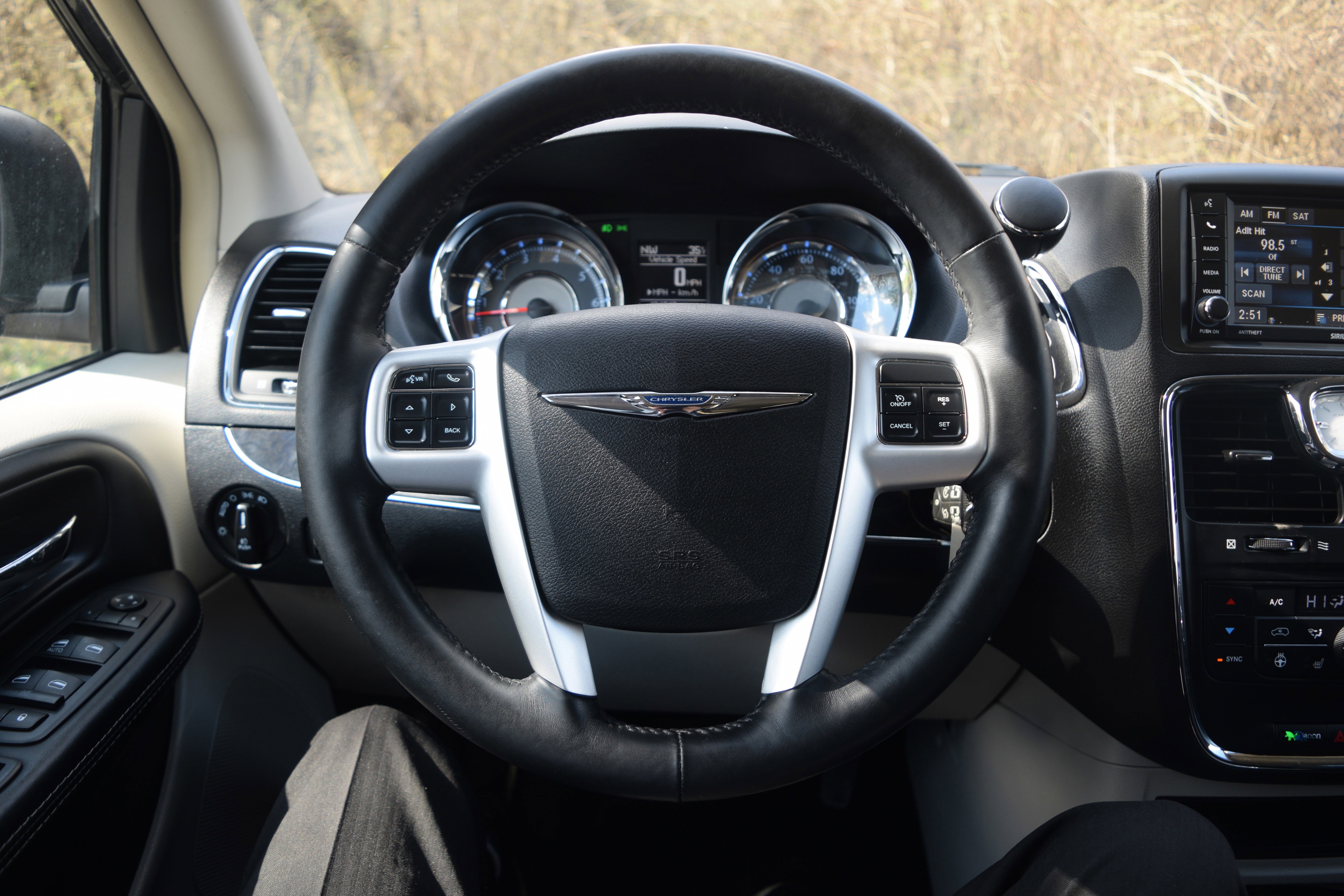 Used 2015 Chrysler Town & Country Touring w/ Driver Convenience Group image 4