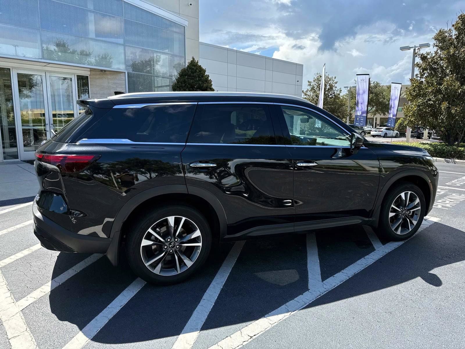 Certified 2025 INFINITI QX60 Luxe image 2