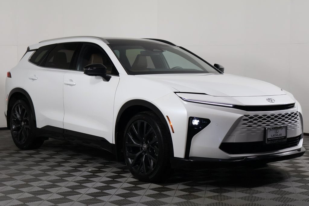 Used 2025 Toyota Crown Signia w/ Advanced Technology Package AWD/4WD image 3