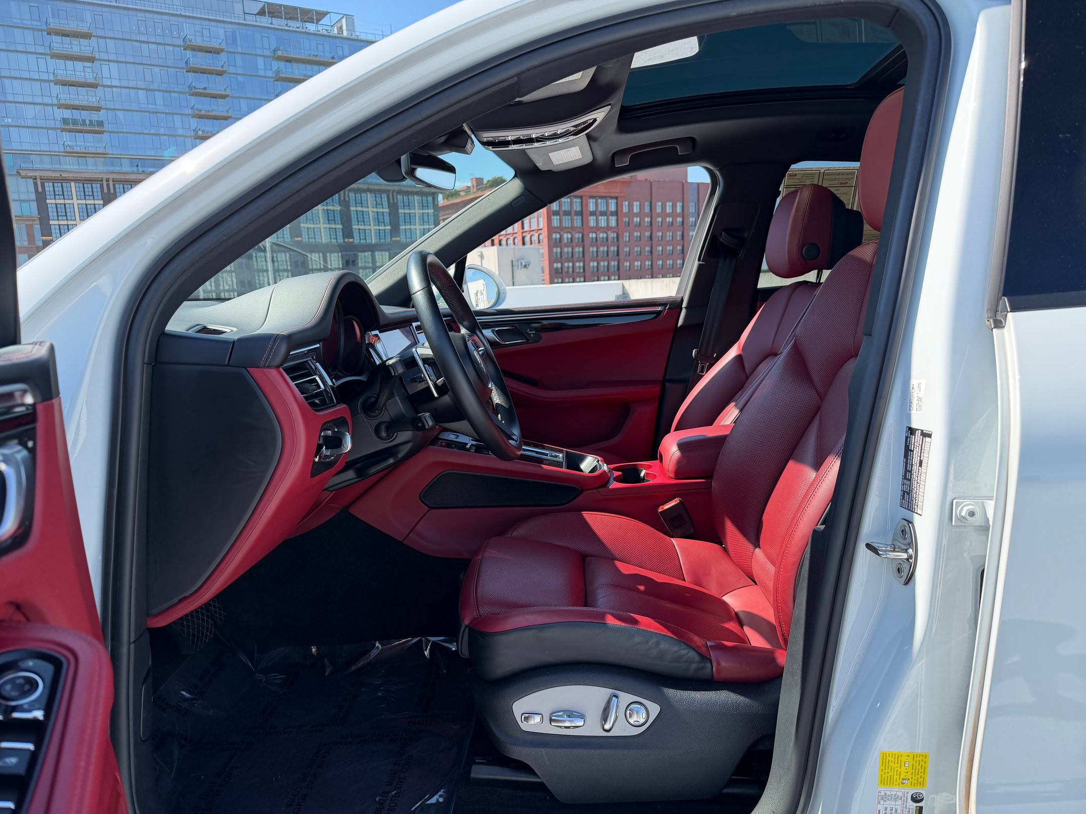 Certified 2023 Porsche Macan AWD/4WD image 30