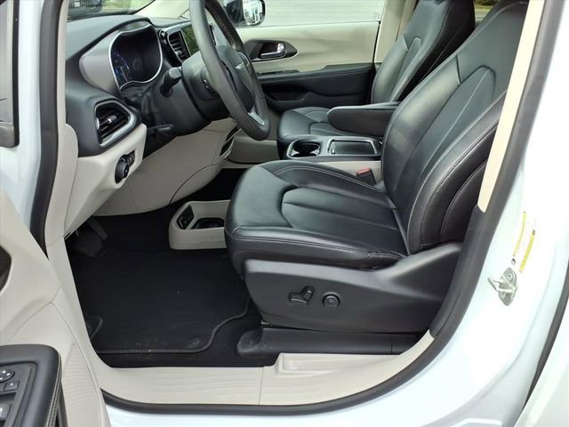 Used 2024 Chrysler Pacifica Touring-L FWD image 12