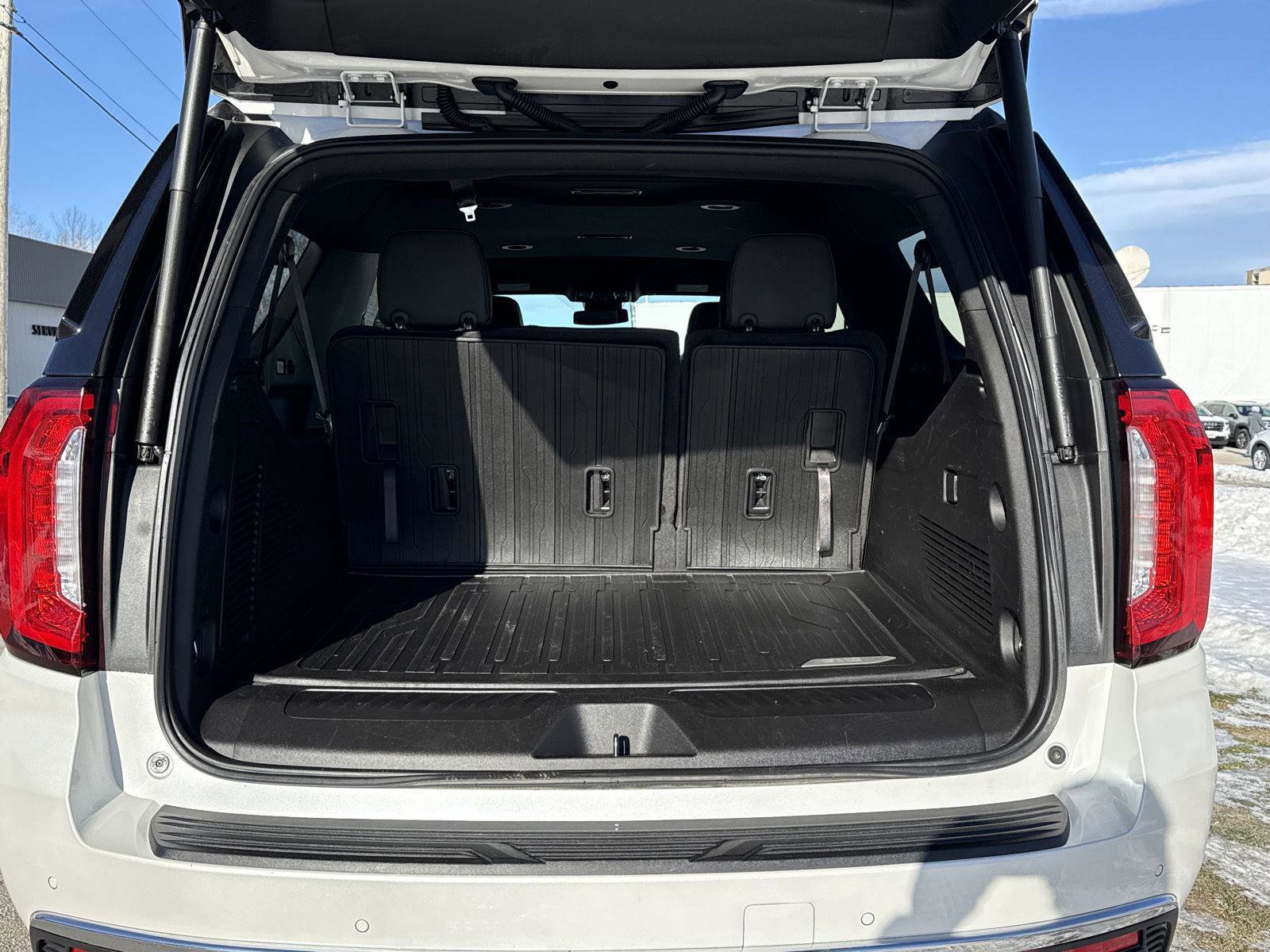 Used 2024 GMC Yukon XL SLT image 16