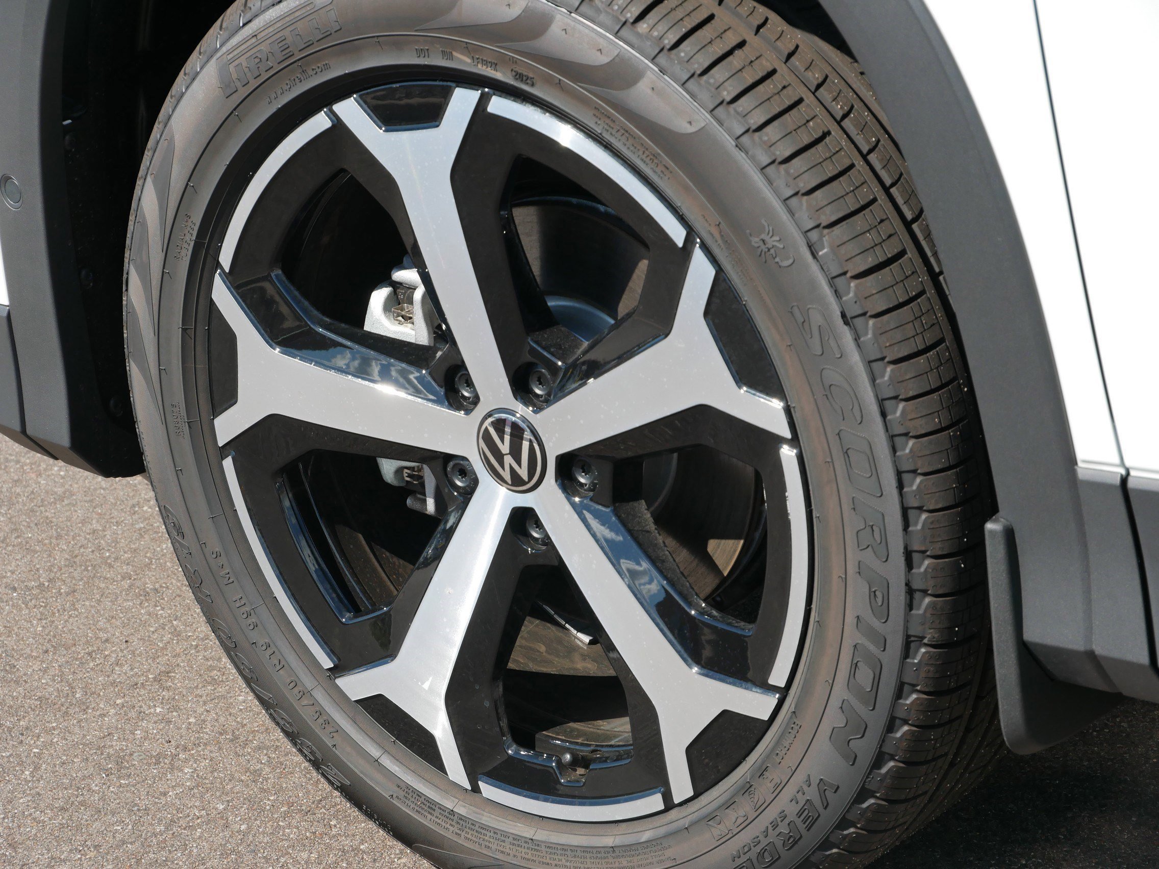 New 2025 Volkswagen Tiguan SE image 3