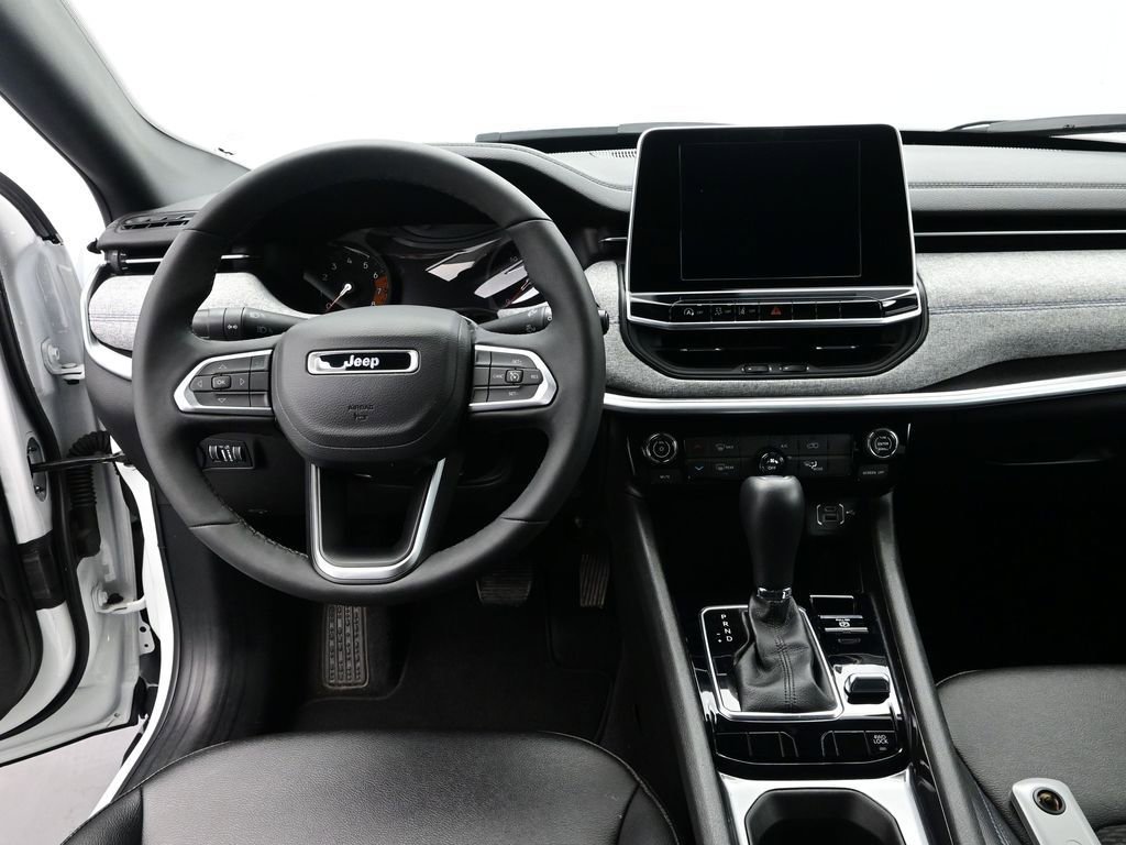 Used 2025 Jeep Compass Latitude AWD/4WD image 16