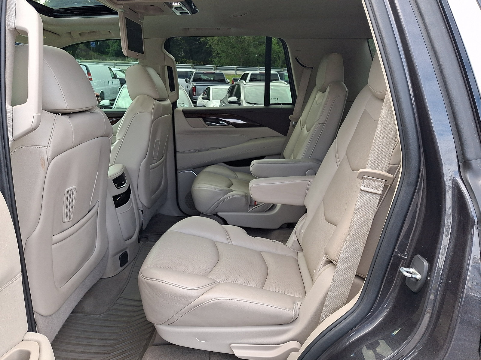 Used 2016 Cadillac Escalade Luxury AWD/4WD image 11