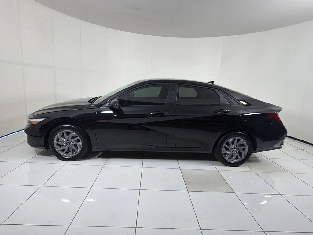 Used 2025 Hyundai Elantra Hybrid FWD image 8