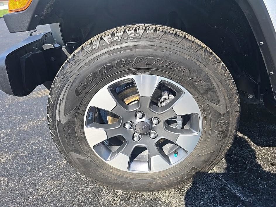 Used 2022 Jeep Wrangler Unlimited Sahara w/ Dual Top Group image 40