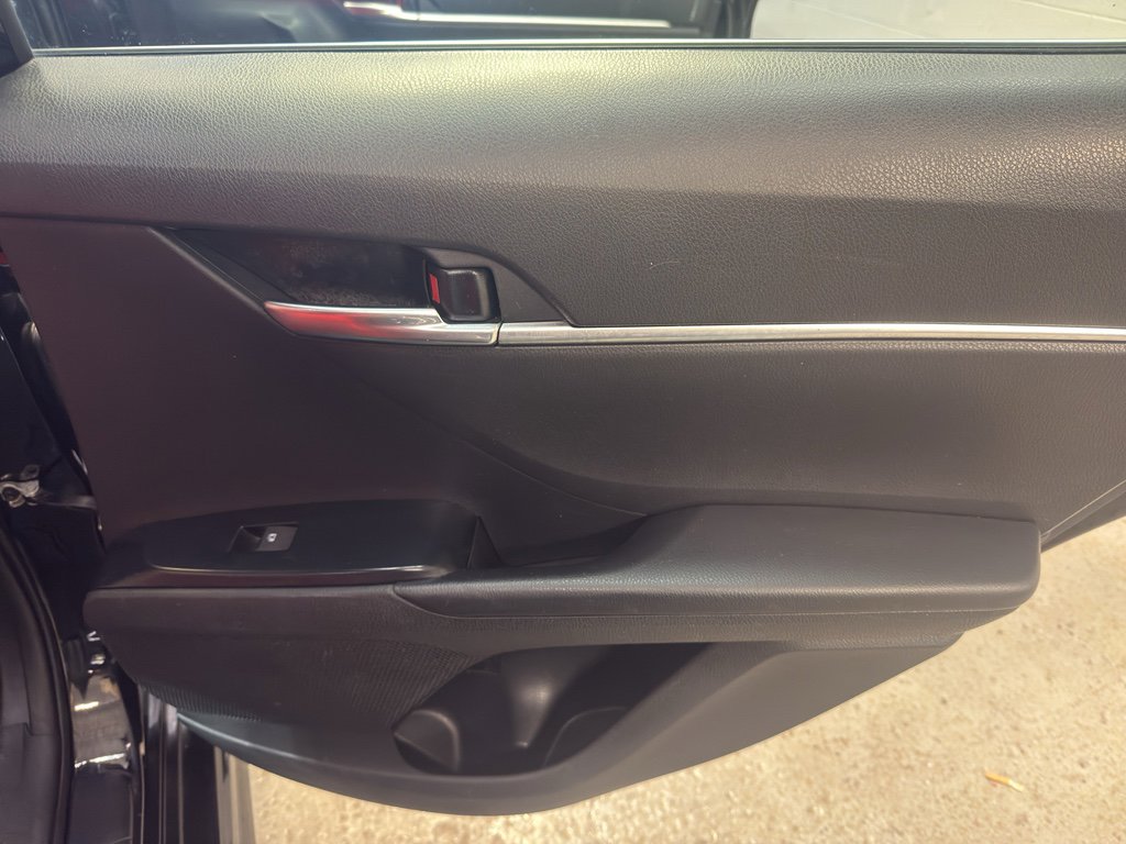 Used 2020 Toyota Camry SE w/ Sunroof Package image 25
