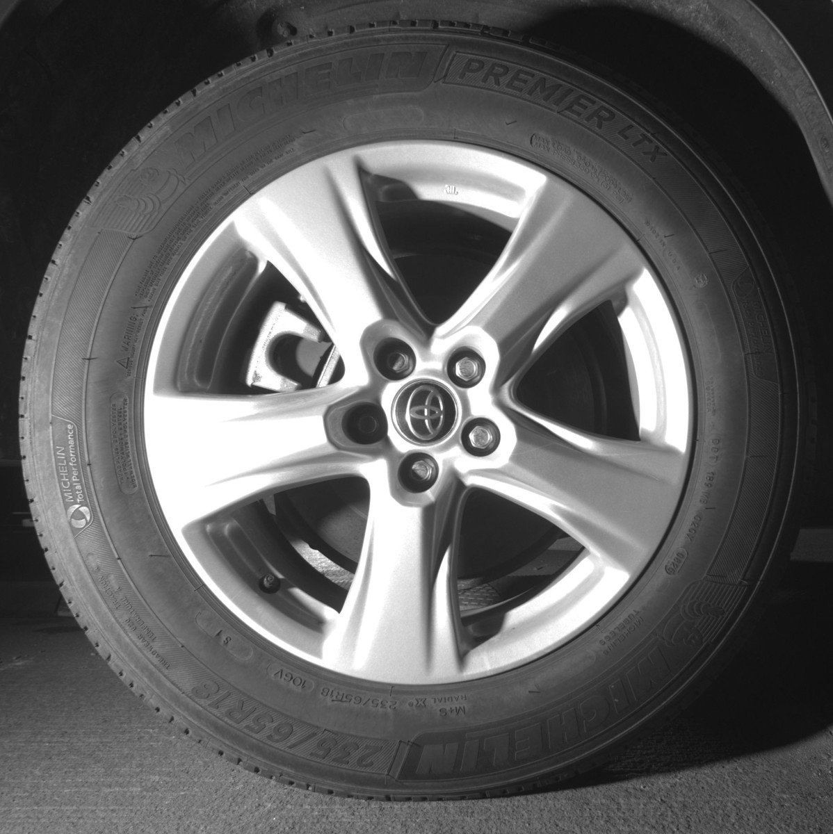 Used 2025 Toyota Highlander LE FWD image 15