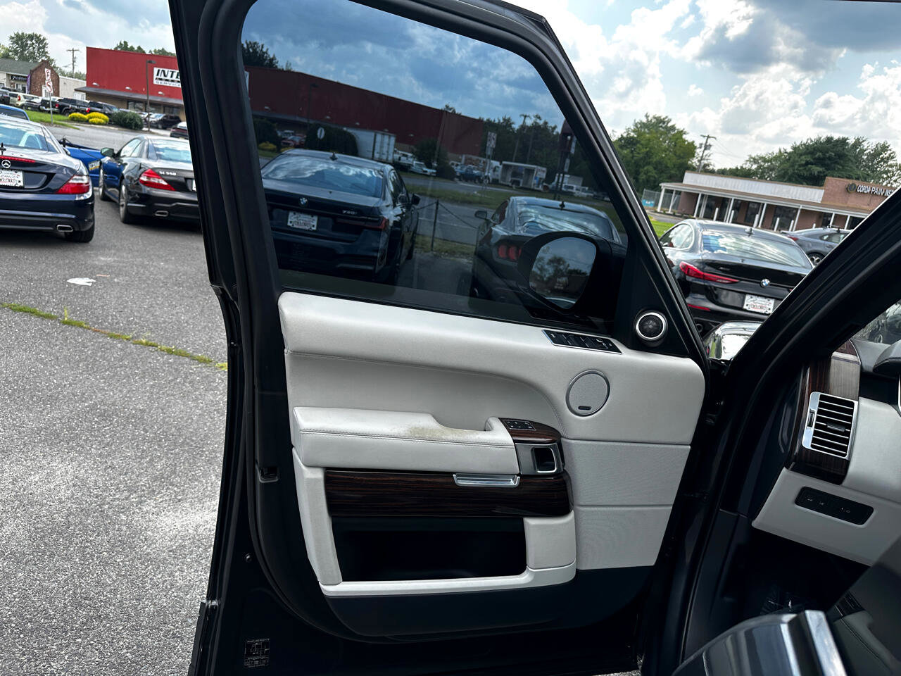 Used 2016 Land Rover Range Rover HSE image 17