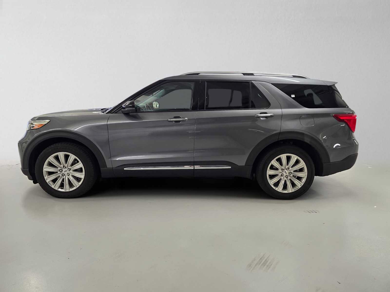 Used 2022 Ford Explorer Limited w/ Hybrid Equipment Group 310A RWD image 2