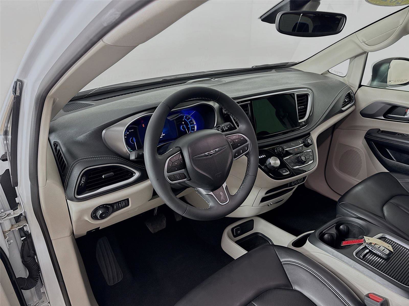 Used 2023 Chrysler Pacifica Touring-L image 23