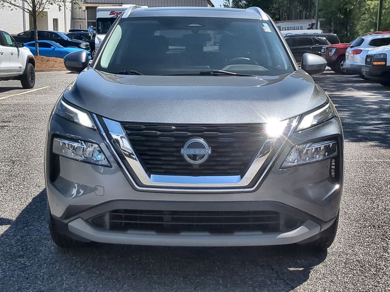 Used 2023 Nissan Rogue SV w/ SV Premium B Package image 3