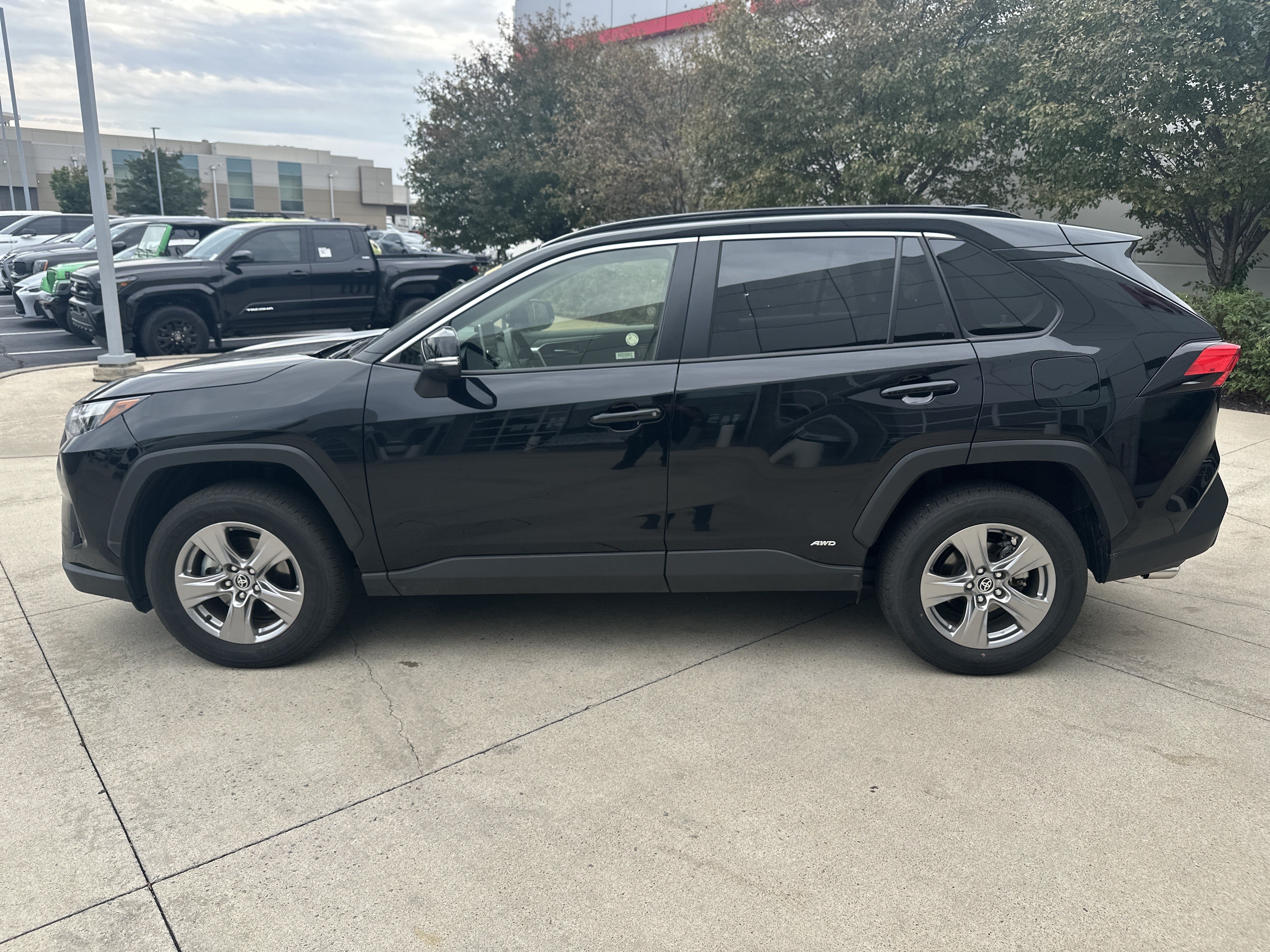 Used 2025 Toyota RAV4 XLE w/ Convenience Package AWD/4WD image 9