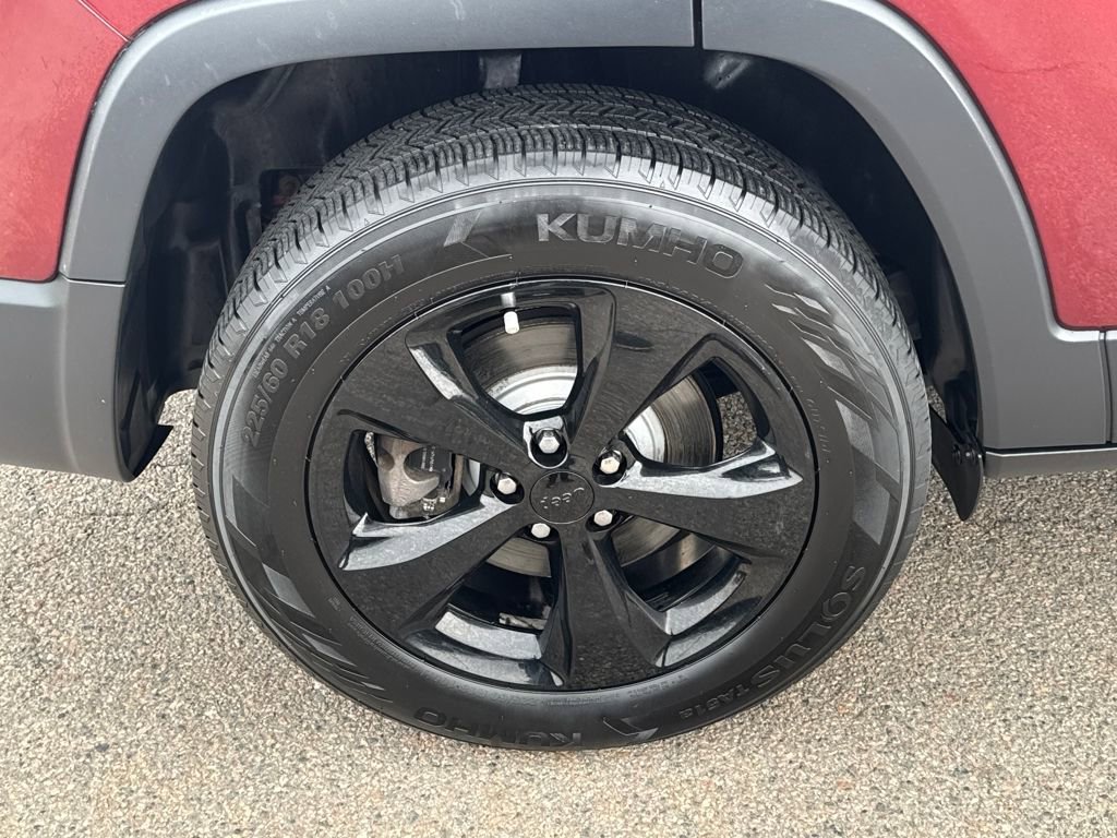 Used 2019 Jeep Cherokee Latitude Plus AWD/4WD image 37