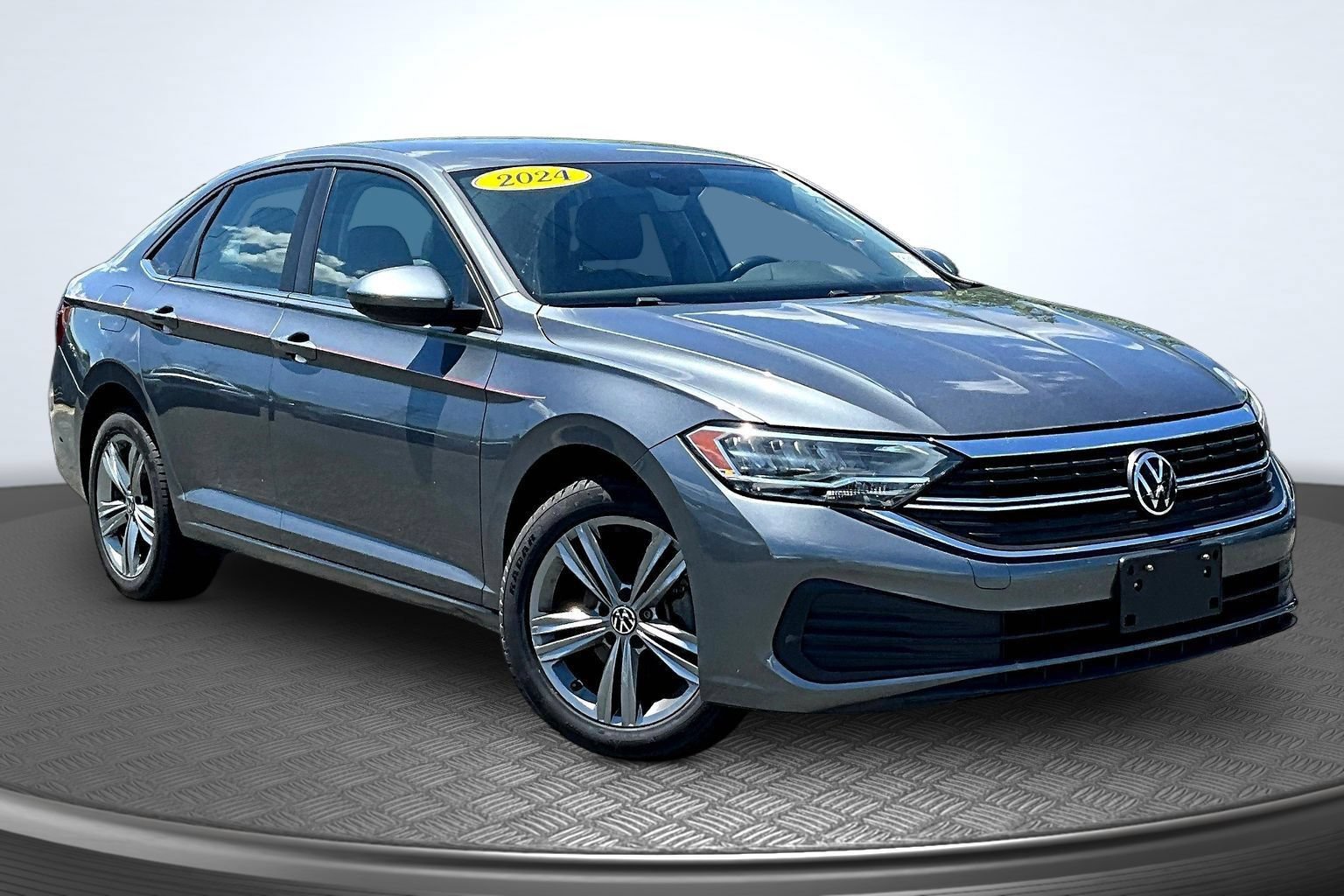 Used 2024 Volkswagen Jetta SE FWD image 2