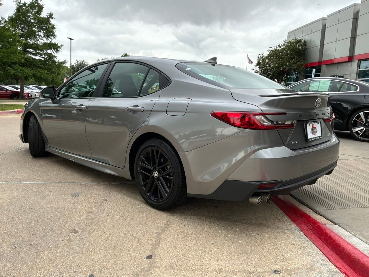 Used 2025 Toyota Camry SE FWD image 8