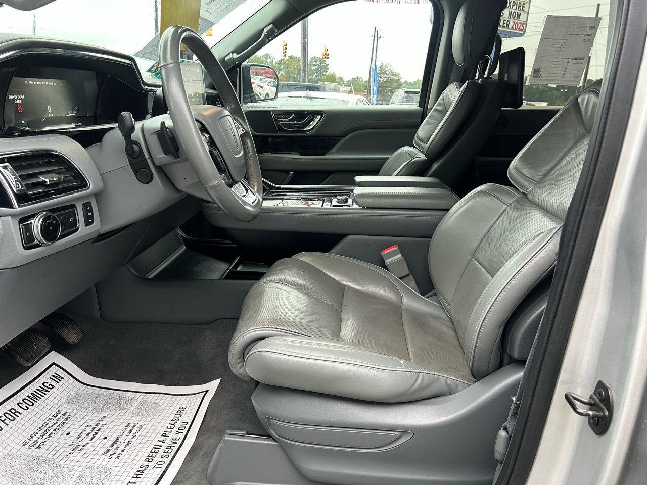 Used 2019 Lincoln Navigator Select image 9