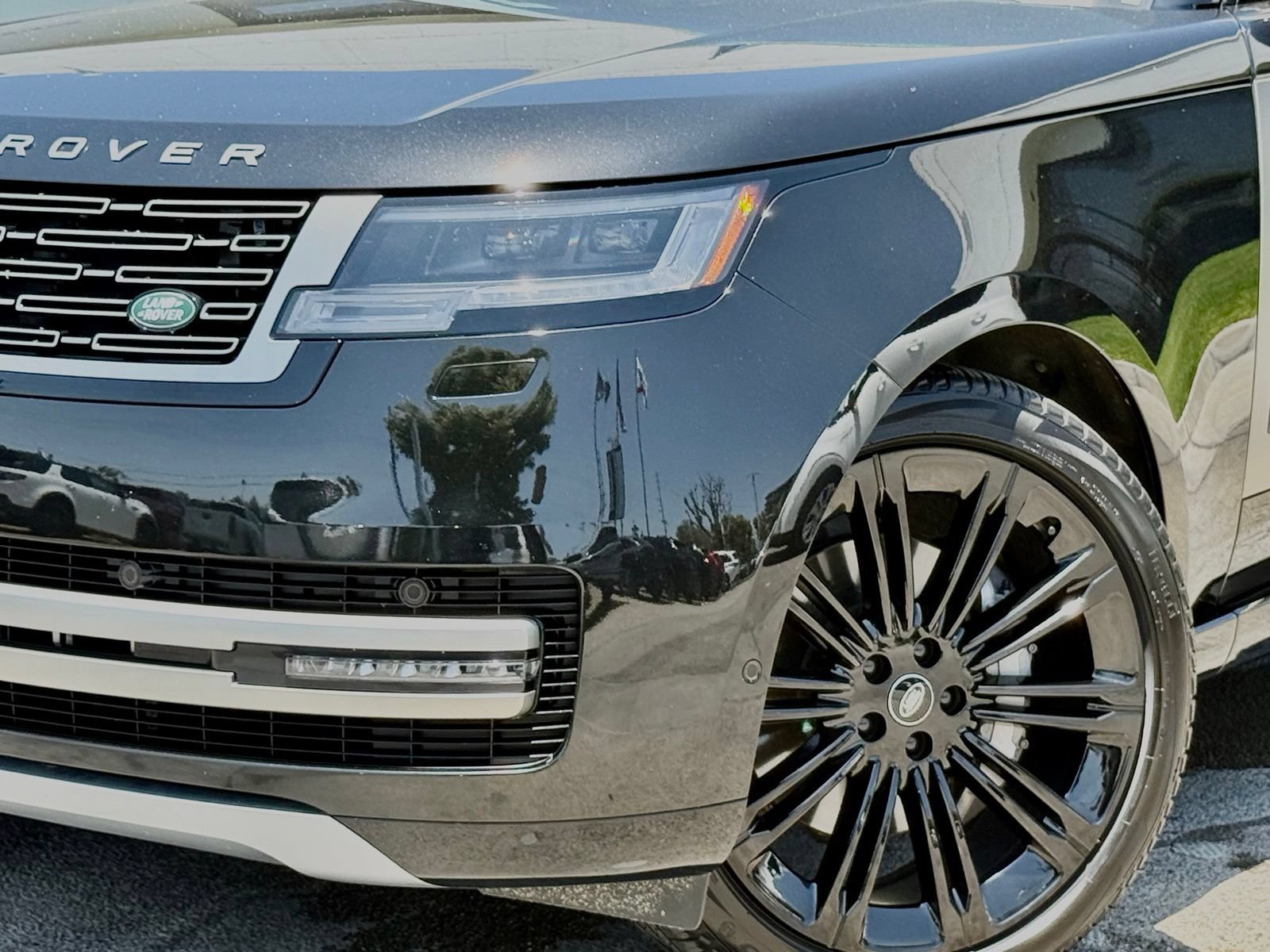 Used 2024 Land Rover Range Rover SE AWD/4WD image 3