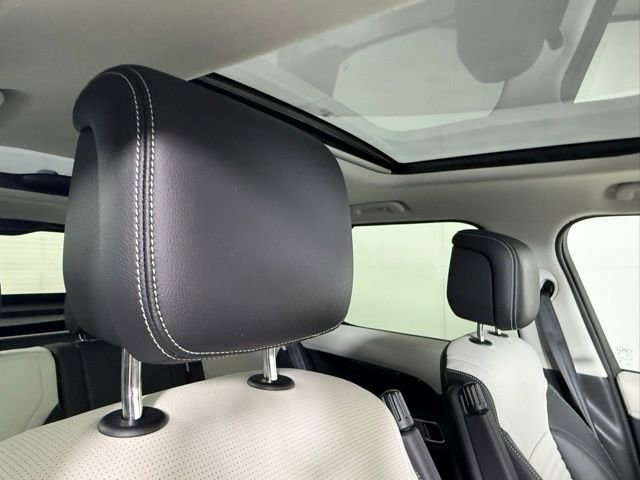 Certified 2025 Land Rover Discovery S image 34