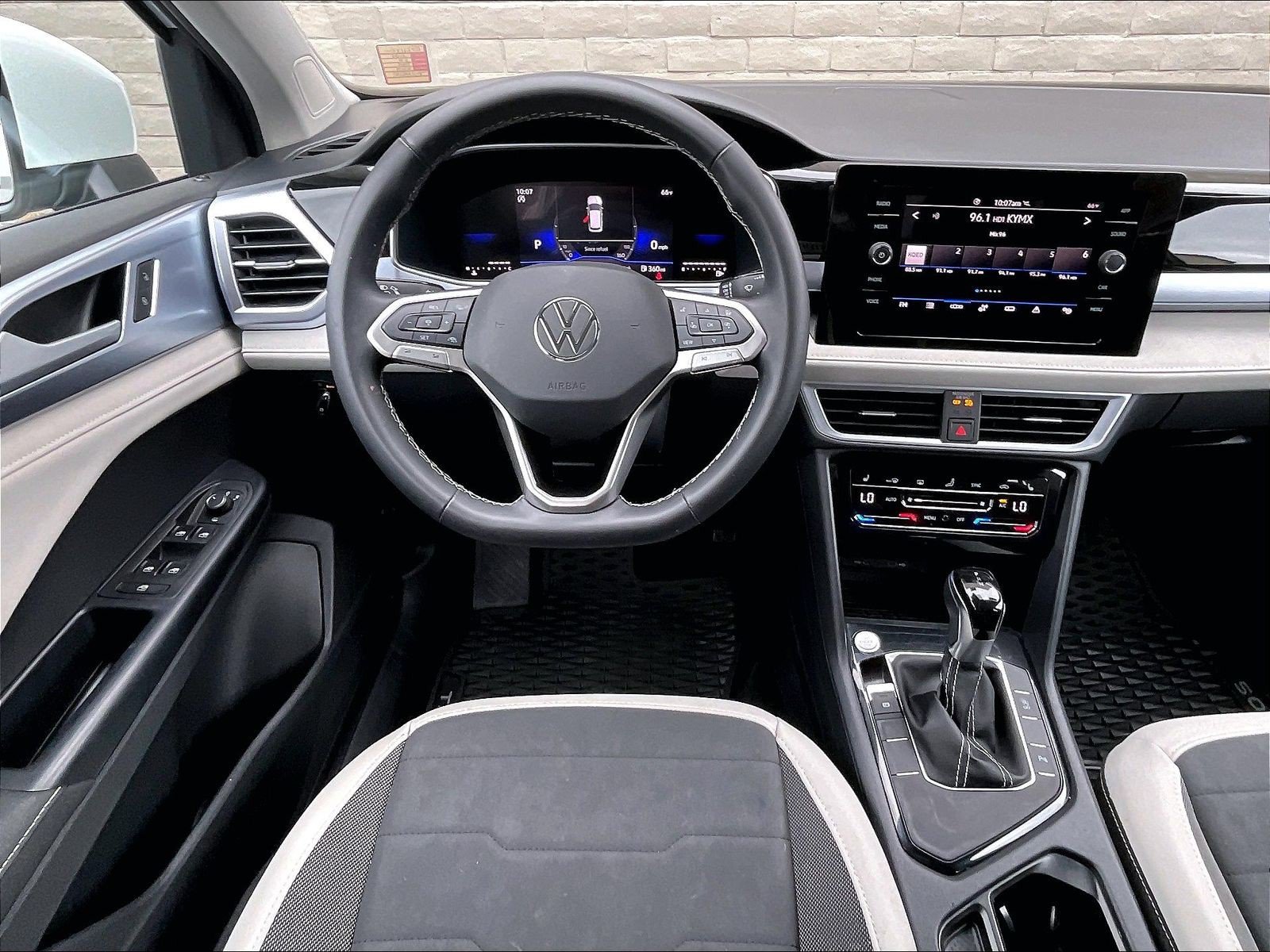 Certified 2025 Volkswagen Taos SE FWD image 4